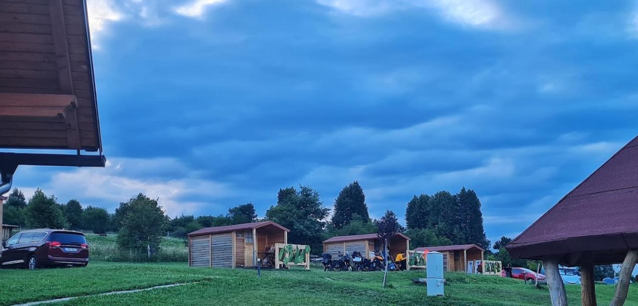 Camp The Sunrise Hill Hotell Pivka Exteriör bild