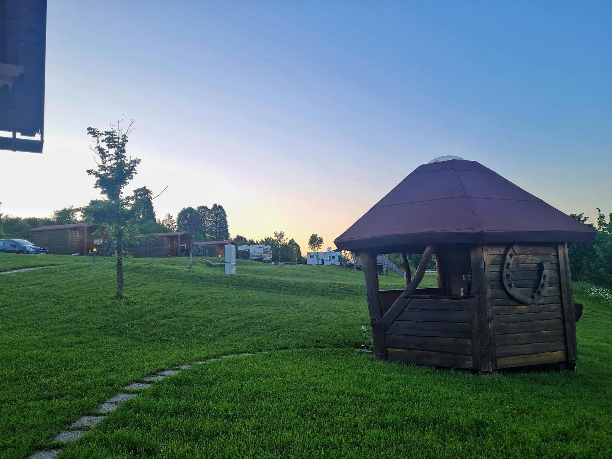Camp The Sunrise Hill Hotell Pivka Exteriör bild