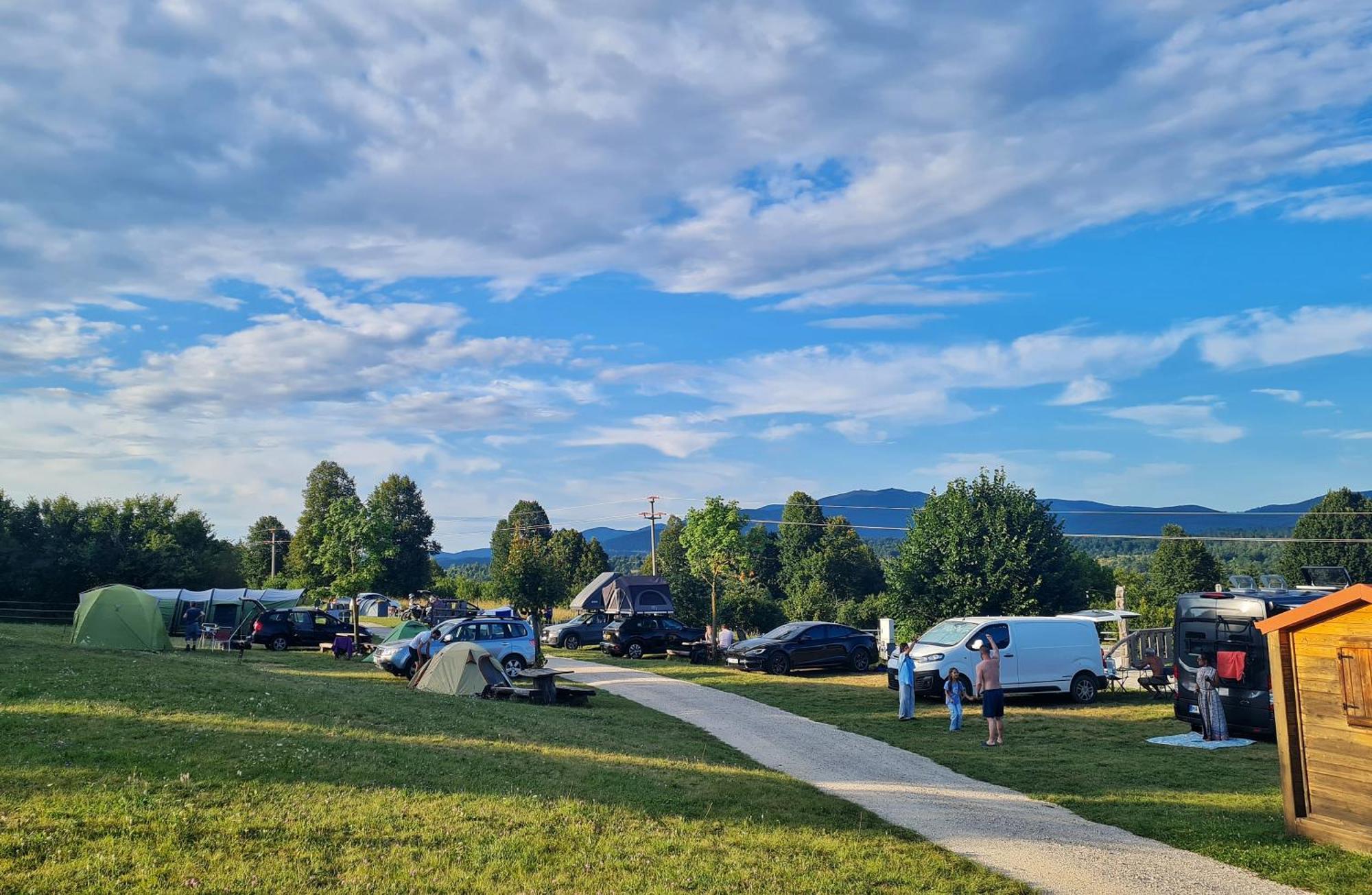 Camp The Sunrise Hill Hotell Pivka Exteriör bild