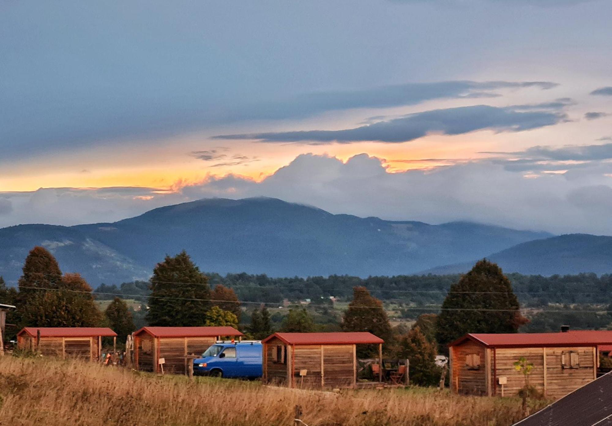 Camp The Sunrise Hill Hotell Pivka Exteriör bild