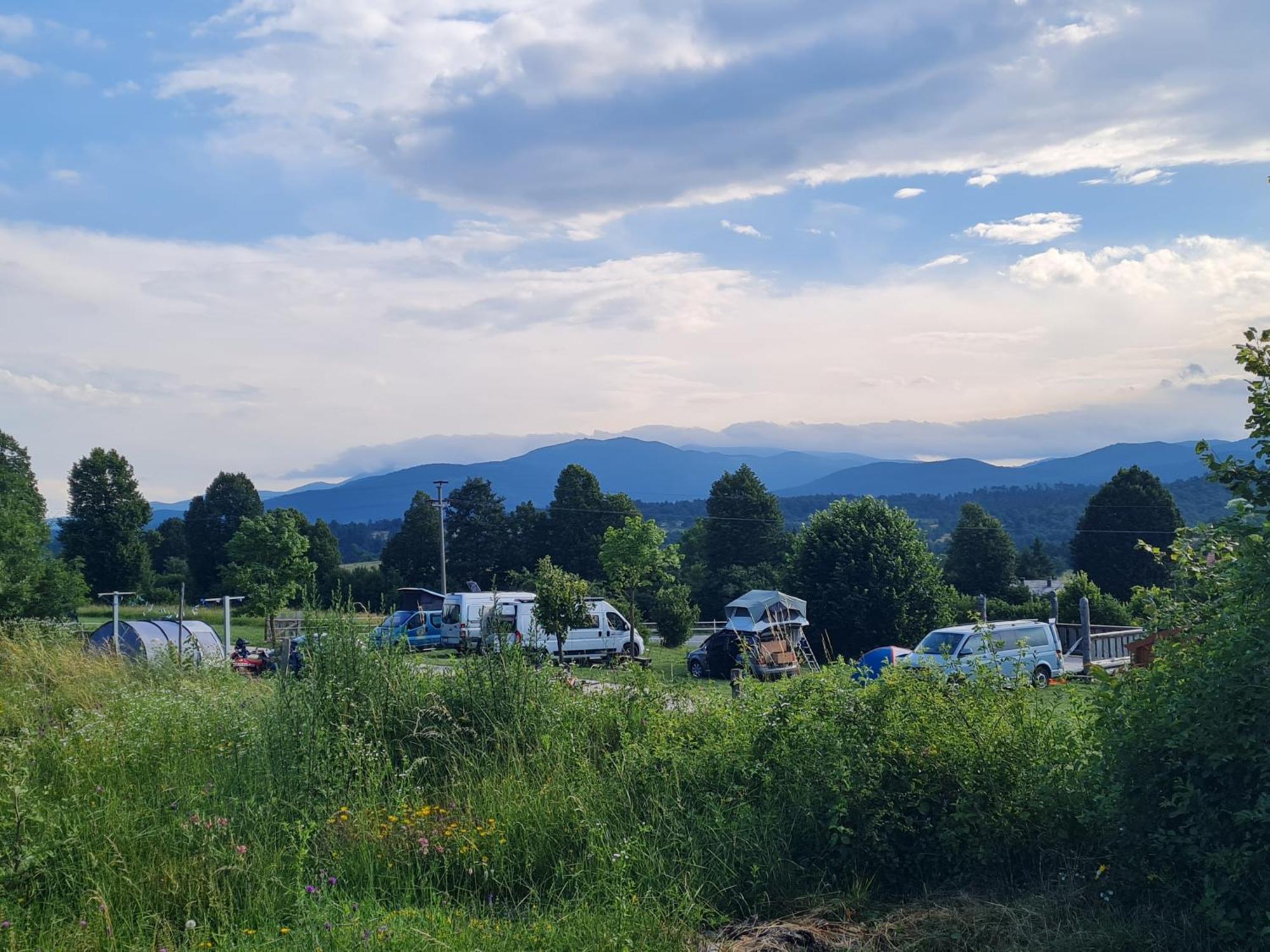 Camp The Sunrise Hill Hotell Pivka Exteriör bild