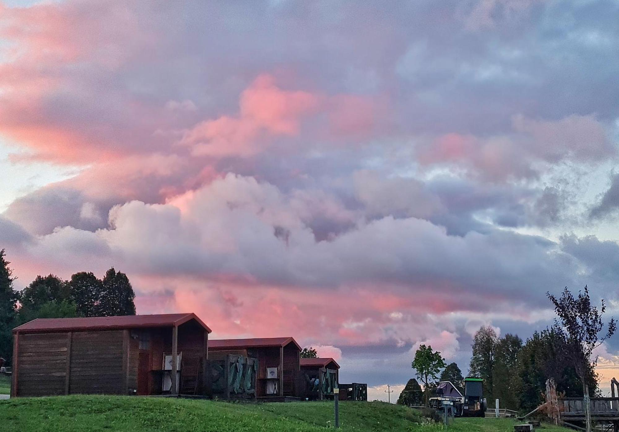 Camp The Sunrise Hill Hotell Pivka Exteriör bild