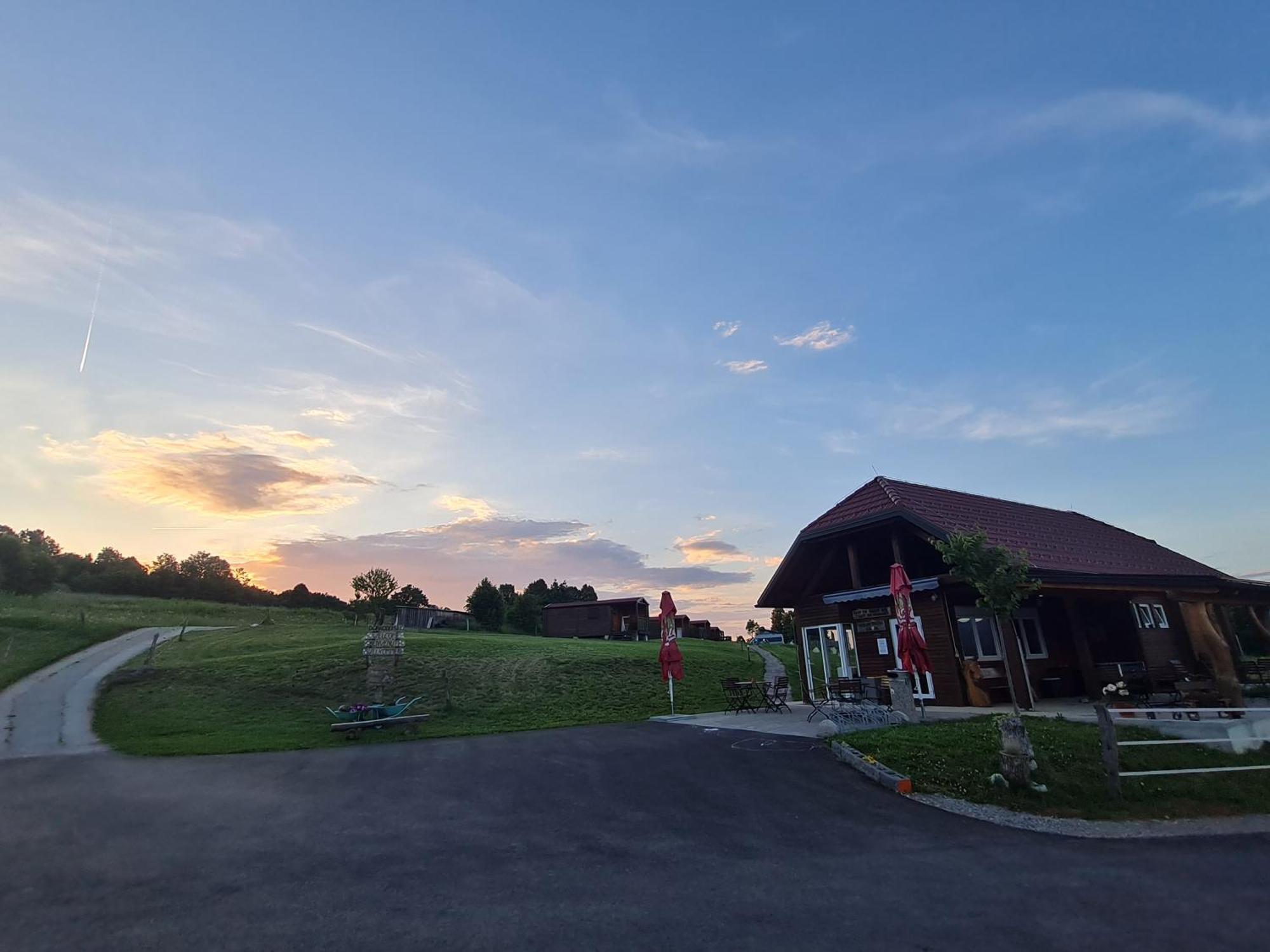 Camp The Sunrise Hill Hotell Pivka Exteriör bild
