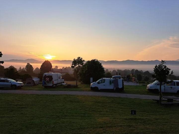 Camp The Sunrise Hill Hotell Pivka Exteriör bild